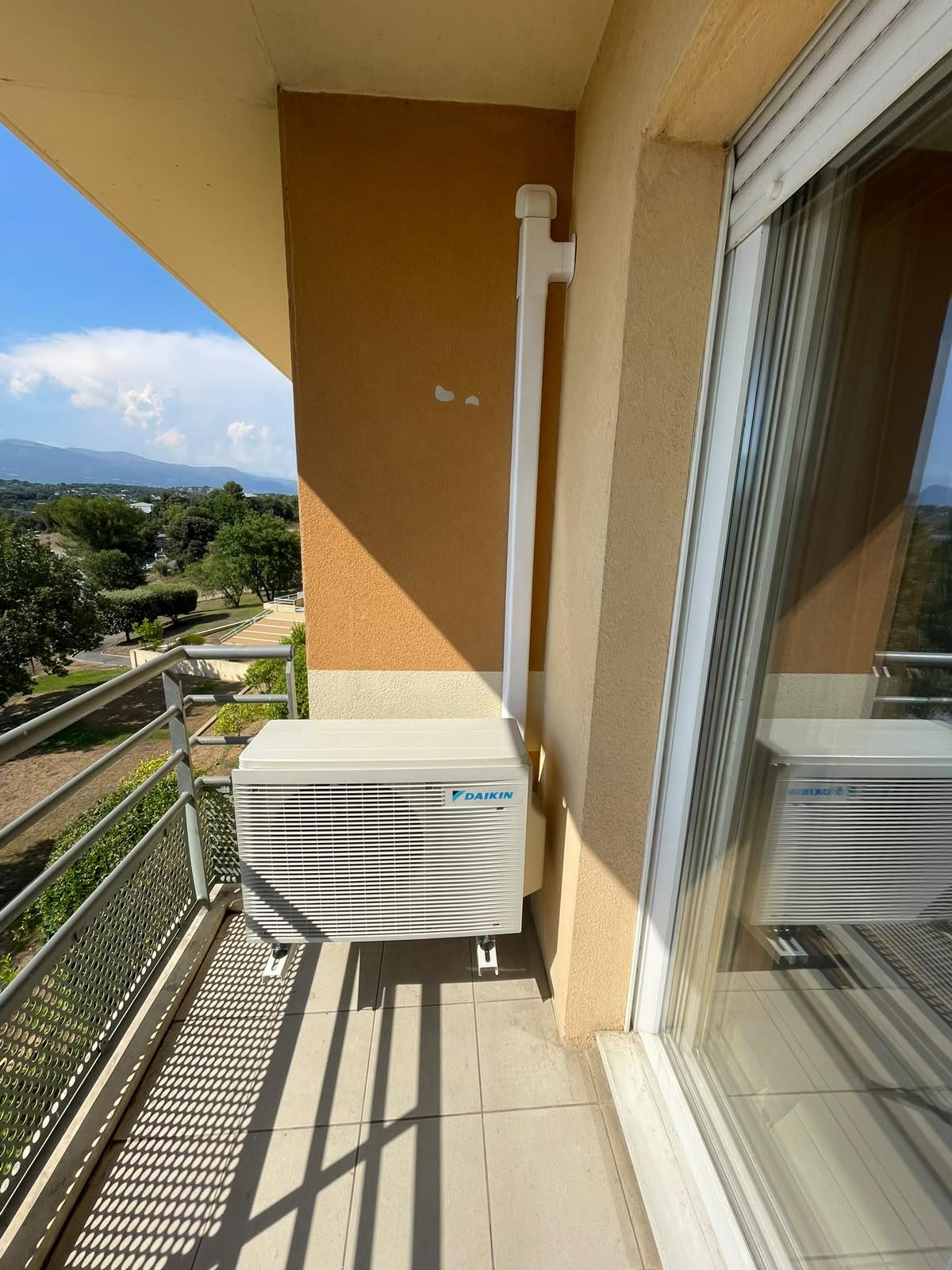 Groupe extérieur Daikin installé sur un balcon