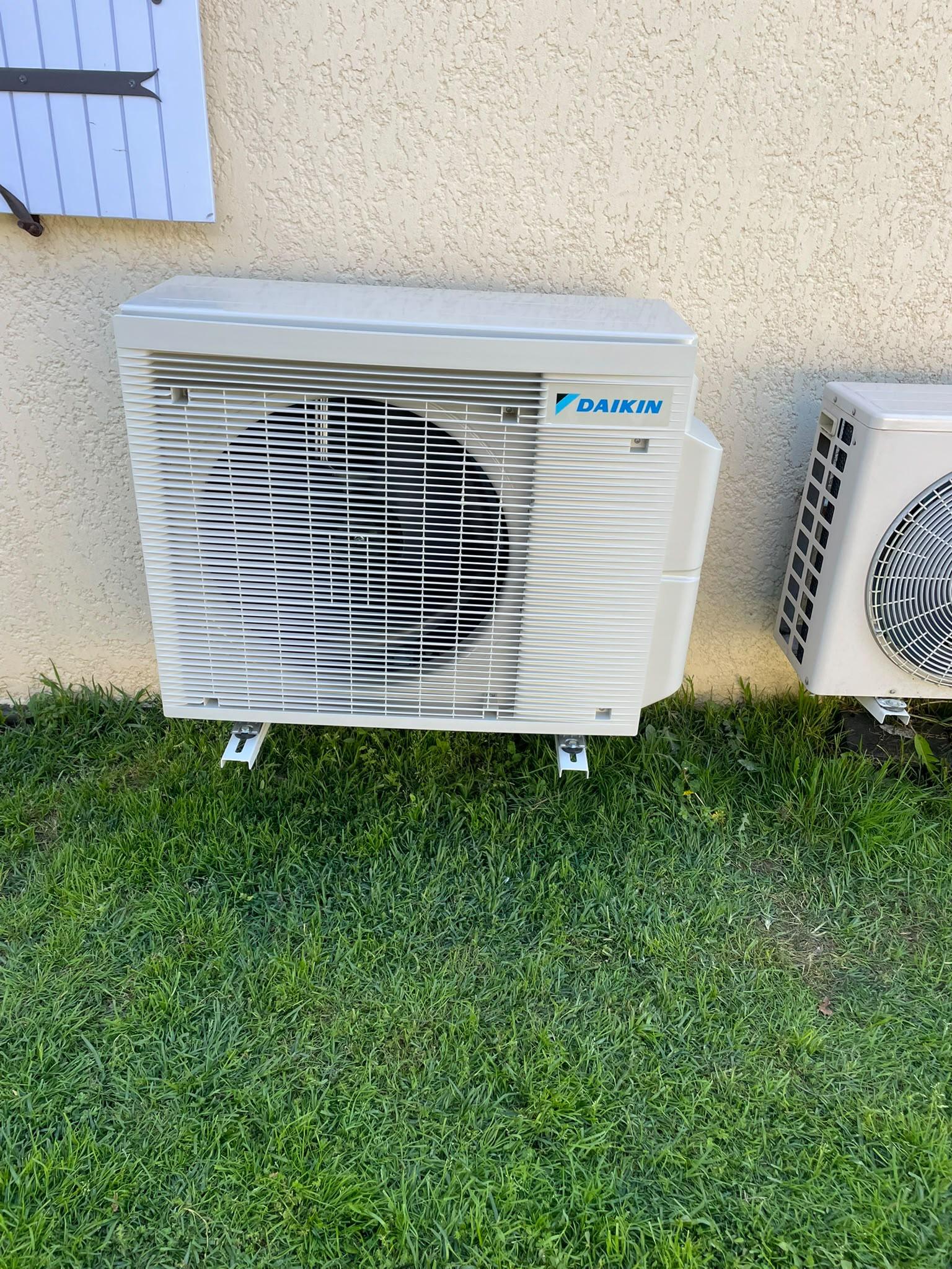 Groupe extérieur Daikin posé au sol, sur une pelouse